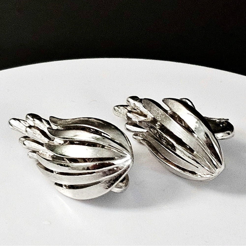 Vintage Crown Trifari Silver Tone Leaf Floral Plume Clip Earrings Signed
